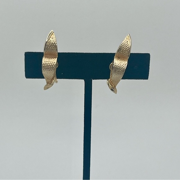 Coro vintage gold tone screw back earrings - Picture 2 of 9